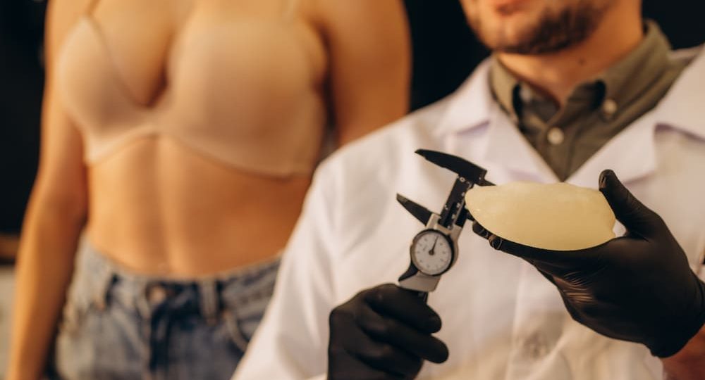 Implantes de senos: diferencias, beneficios y cuál elegir según tu rutina